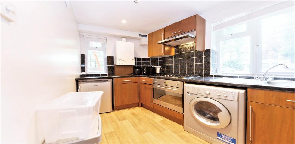 			2 Bedroom, 1 bath, 1 reception Flat			 Mapesbury Road, Brondesbury 